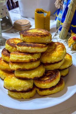 Ukrayna 'nın klasik tarifi tarafından yapılan taze pişmiş peynirli kekler, Ukrayna' nın başkenti Kyiv 'de altın bir kabuk ve ev yapımı konfor sergiliyor..