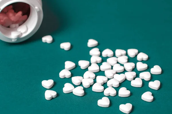 Tabletki Kształcie Serca Wylały Się Butelki Zieloną Powierzchnię Stołu Aptecznego — Zdjęcie stockowe