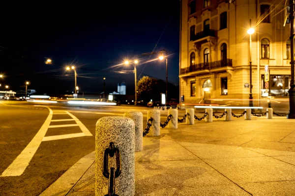 Postes Granito Com Correntes Abstrato Noite Cidade Luzes Turvas Carros — Fotografia de Stock