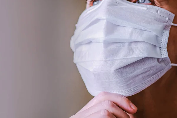 Una Máscara Médica Protectora Cubre Cara Una Mujer Joven — Foto de Stock
