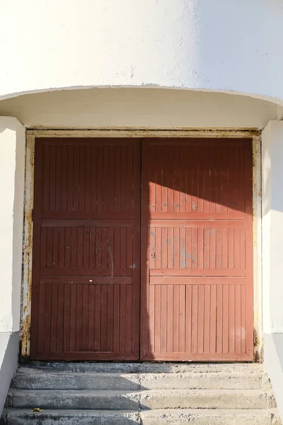 Terk Edilmiş Eski Bir Depo Arka Planda Boya Soyan Kahverengi — Stok fotoğraf