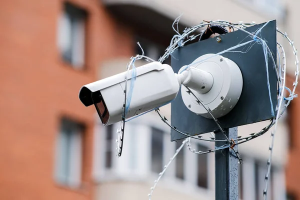 Câmeras de vigilância a construir a fachada de perto. Circuito electrónico. O conceito de segurança. — Fotografia de Stock