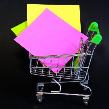 Siyah arka planda izole edilmiş renkli notlar. Ofis sepetinde..