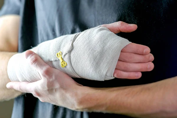 Sportovní poranění ruky. Primární péče, ruka je pevně připevněna s elastickým obvazem. — Stock fotografie