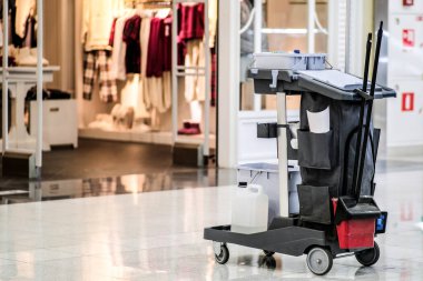 Alışveriş merkezinin ıslak temizliği için evrensel olarak ayarlanmış. Modern temizlik şirketi, tekerlekli bir tramvayda temizlik seti, her amaç için mükemmel tasarım. Ticari temizlik şirketi kavramı.