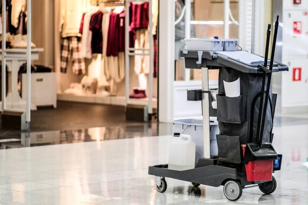 Alışveriş merkezinin ıslak temizliği için evrensel olarak ayarlanmış. Modern temizlik şirketi, tekerlekli bir tramvayda temizlik seti, her amaç için mükemmel tasarım. Ticari temizlik şirketi kavramı.