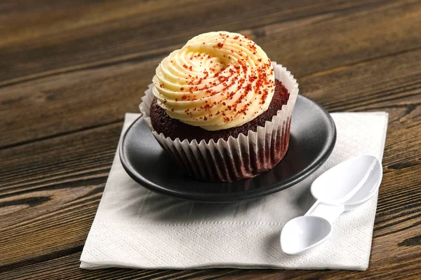 Bolo de esponja com migalhas de Bizet e canela em um pires ao lado de uma colher e guardanapo descartáveis. — Fotografia de Stock