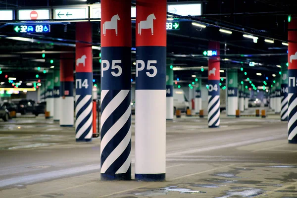 背景、ぼかし、フォーカスのうち、ボケ。光の背景。地下駐車場。空の背景シーン. — ストック写真