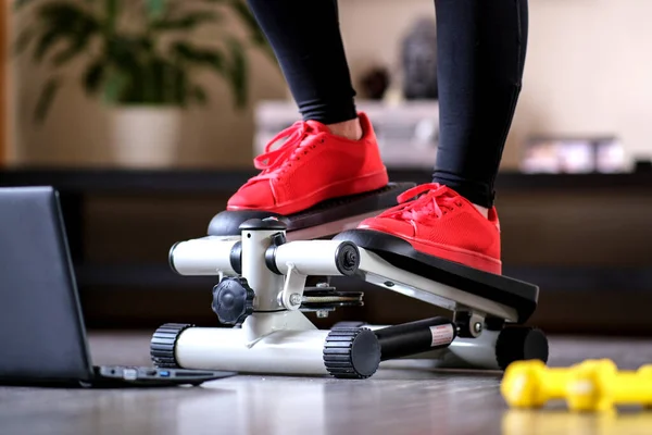 Üvey simülatörde çevrimiçi fitness eğitimi. Karantina döneminde evde spor faaliyetleri.