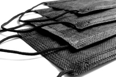Beyaz arka planda izole edilmiş elastik bantlı siyah tıbbi maskeler. Grip, duman, virüs, koronavirüs ve alerjilere karşı koruma maskesi konsepti.