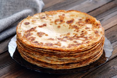Uzun bir krep yığını. Tüm aile için bir kahvaltı. Maslenitsa, kışın sonu.