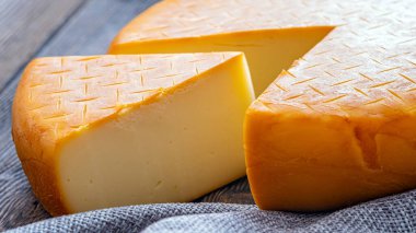 Peynir kafalı, kavramsal tasarım için kesilmiş bir parçası olan soyut bir afiş. Beslenme kavramı