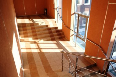 Döşemesi fayansla döşenmiş güzel merdiven, her amaç için harika bir tasarım. İş merkezinin içi. Hafif arkaplan. Doku, arka plan, desen. Beyaz bir duvar.