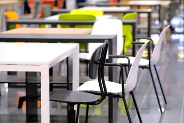 Boş kafe masaları, amaçlarınız için harika bir tasarım. Salgın ve enfeksiyon önleme. İç dizayn. Hastalıkların önlenmesi. Koyu arkaplan