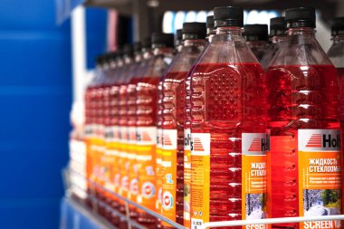 Tezgahta bir sıra şişe var. Araba ön cam temizleyicisi için sıvı. Saint-Petersburg 'da. - Rusya. 1 Nisan 2021.