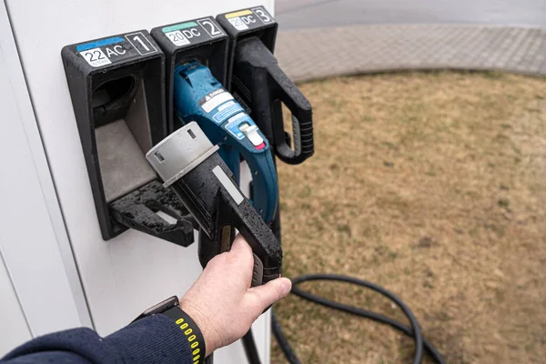 Elektro Tankstelle Für Elektrofahrzeuge Der Mann Nimmt Den Fahrdraht Die — Stockfoto