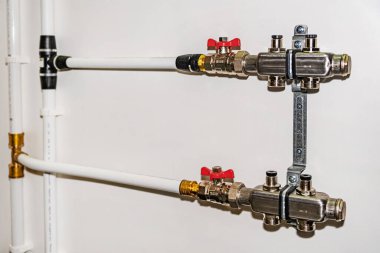 Kazan dairesindeki ısıtma sisteminin paslanmaz çelik boruları. Isıtma termoregülasyon sistemi