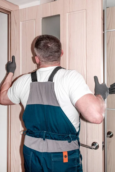 Master Carpenter Blue Jumpsuit Installs Wooden Interior Door — Stock Photo, Image