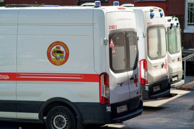 Koronavirüsle hastaneye kaldırılma. Araba, ambulans. Yazıtın Rusçadan İngilizceye çevrilmiş metninin kopyası. Saint-Petersburg 'da. - Rusya. 21 Mayıs 2021