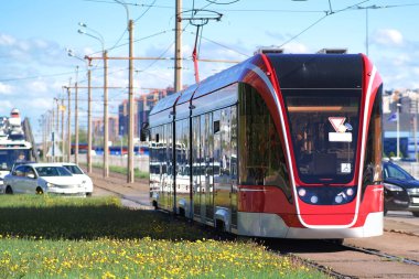 Modern sessiz tramvay Saint Petersburg sokaklarında ilerliyor.