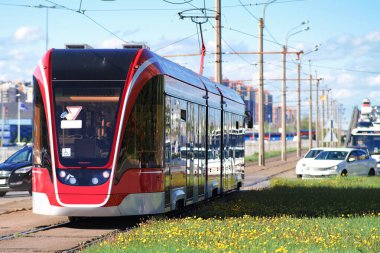 Modern sessiz tramvay Saint Petersburg sokaklarında ilerliyor.