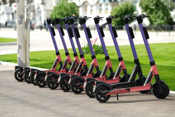 Dakika başı kiralama için elektrikli scooterlar.