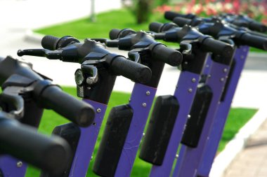 Karanlık saatler için fren kulplu ve farlı ergonomik direksiyon. Dakika başı kiralama için elektrikli scooterlar
