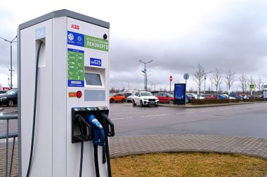 Elektrikli dolum istasyonu. Saint-Petersburg 'da. - Rusya. 26 Nisan 2021.
