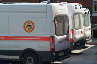 Koronavirüsle hastaneye kaldırılma. Araba, ambulans. Yazıtın Rusçadan İngilizceye çevrilmiş metninin kopyası. Saint-Petersburg 'da. - Rusya. 21 Mayıs 2021