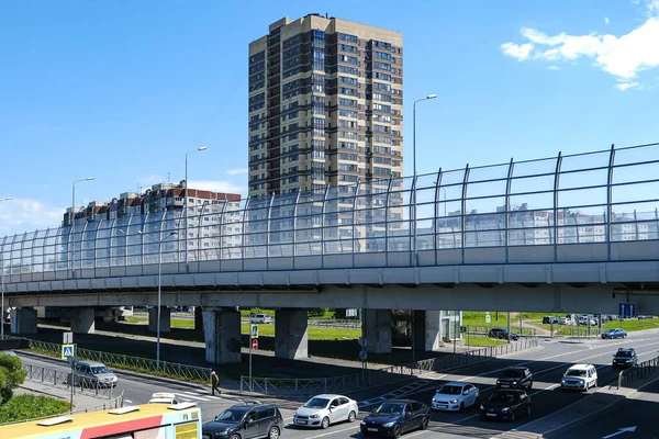 Novos edifícios altos. O lado inferior da estrada elevada. Viaduto na auto-estrada. Fundo de verão. Estrada de auto-estrada. São Petersburgo. A Rússia. 2 de junho de 2021 — Fotografia de Stock