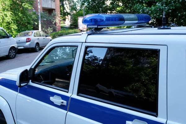 Voiture de police russe. L'inscription sur la porte de la voiture est faite en russe. Gros plan des lumières bleues sur le toit d'une voiture de police russe. — Photo