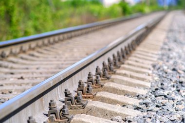 Güzel pastel günbatımlı kırsal bir bölgede tren rayları.