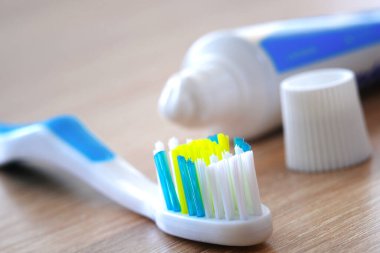 Diş fırçası ve diş macunu rafta. Ağız temizliği kavramı. Çevre dostu aksesuarlar.