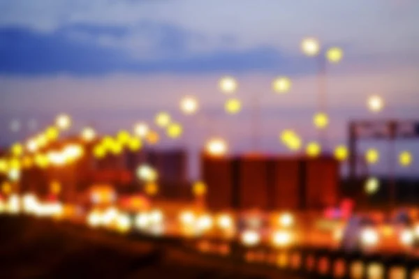 Fundo, borrão, desfocado, bokeh. Engarrafamentos durante as horas de ponta após o trabalho. Luzes de freio vermelho de carros parados no fundo do bairro da cidade. — Fotografia de Stock