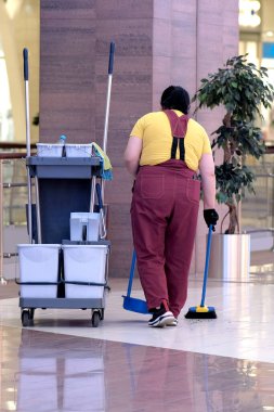 Alışveriş merkezinin ıslak temizliği için evrensel olarak ayarlanmış. Modern temizlik şirketi, tekerlekli bir tramvayda temizlik seti, her amaç için mükemmel tasarım. Ticari temizlik şirketi kavramı.