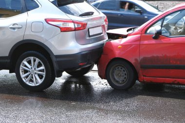 Sokakta bir kaza, şehirde bir çarpışma sonrası arabalar hasar gördü.