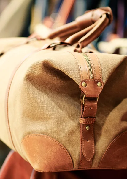 革のインサートとターパリン製の旅行バッグ。スタイリッシュなレザー製品のコンセプト。バッグ、財布、ベルト. — ストック写真
