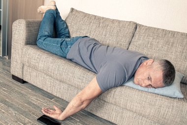 Depresyonda olan biri kanepede yatıyor ve kendini kötü hissediyor..