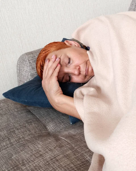 Migräne, Depressionen, schlechter Gesundheitszustand. Eine junge Frau hat Kopfschmerzen. — Stockfoto