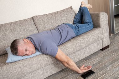 Telefonda haberler kötü. Depresyonda olan biri kanepede yatıyor ve kendini kötü hissediyor..