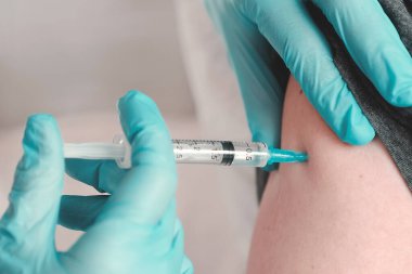 Hastaya aşı yapan doktor. Koronavirüs enfeksiyonuna karşı aşı. Deri altı enjeksiyonunun tıbbi konsepti.