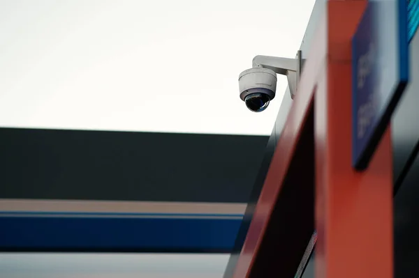 Câmera de vigilância em cúpula na fachada do prédio. O conceito de um sistema de segurança centralizado. Reconhecimento facial, busca de criminosos. — Fotografia de Stock