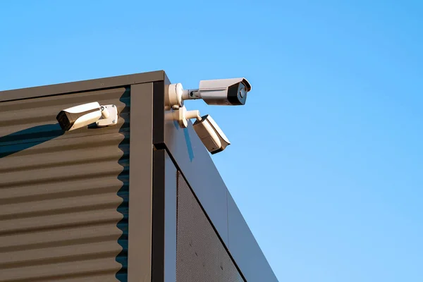 Câmeras de vigilância a construir a fachada de perto. Circuito electrónico. O conceito de segurança. — Fotografia de Stock