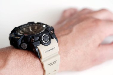 Kronometreyle yakın plan bir el. Spor, fitness, yaşam tarzı, teknolojiler ve sağlıklı bir yaşam tarzı sürme kavramı.