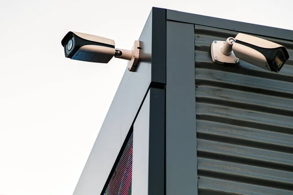 Câmeras de vigilância a construir a fachada de perto. Circuito electrónico. O conceito de segurança. — Fotografia de Stock