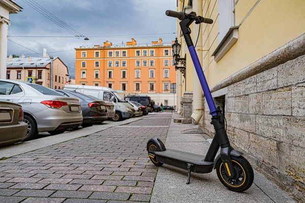 Elektrische scooter op de weg. Een modern concept van het verplaatsen rond de stad op een elektrische scooter Rechtenvrije Stockfoto's