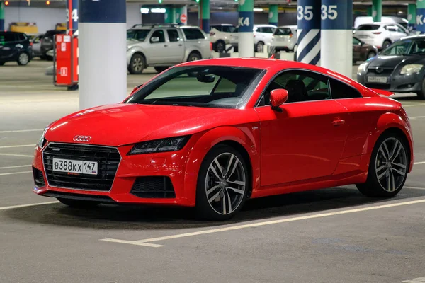 El coche rojo está estacionado en el estacionamiento subterráneo. San Petersburgo. Rusia. 12 de septiembre de 2021 Imagen De Stock