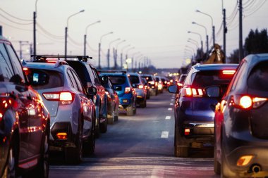 Arka plan, bulanık, bulanık, bokeh. Trafik sıkışıklığı, yol tamiri ya da kazalar. Duran arabaların kırmızı fren lambaları.