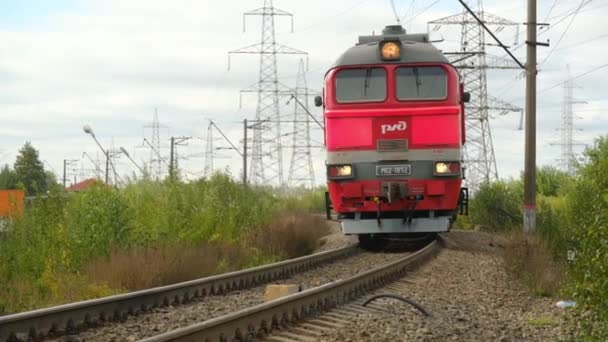 Uma locomotiva ferroviária passa lentamente por uma curva. São Petersburgo. A Rússia. Setembro 24, 2021 — Vídeo de Stock
