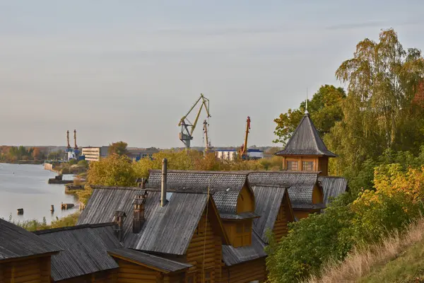 伏尔加河岸边漂亮的木制房子 — 图库照片